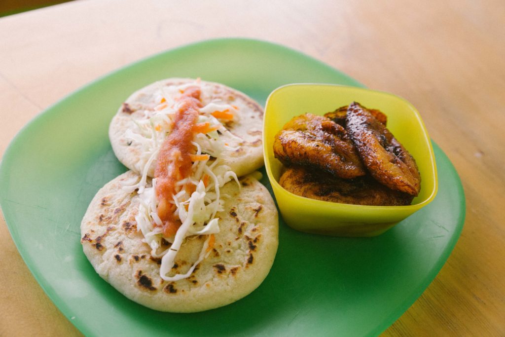 Pupusas y Platano